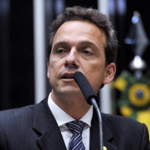 PREFEITO DE MACAÉ ASSINA LEI PARA INCENTIVAR EMPRESAS DO SETOR DE PETRÓLEO Aluizio dos Santos Júnior