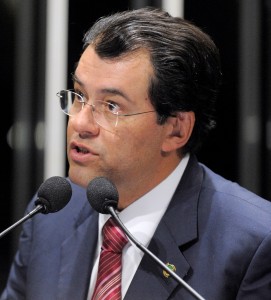 Em discurso na tribuna do Senado, senador Eduardo Braga (PMDB-AM).